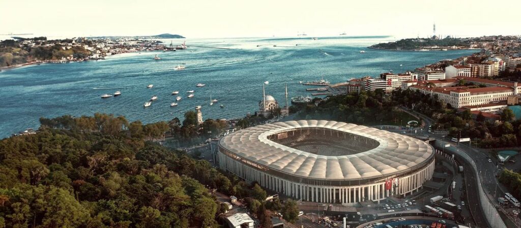 Das Bild zeigt das Stadion von Besiktas Istanbul, wie es im EA FC 26 Karriermodus auftauch könnte. Quelle: Wikipedia
